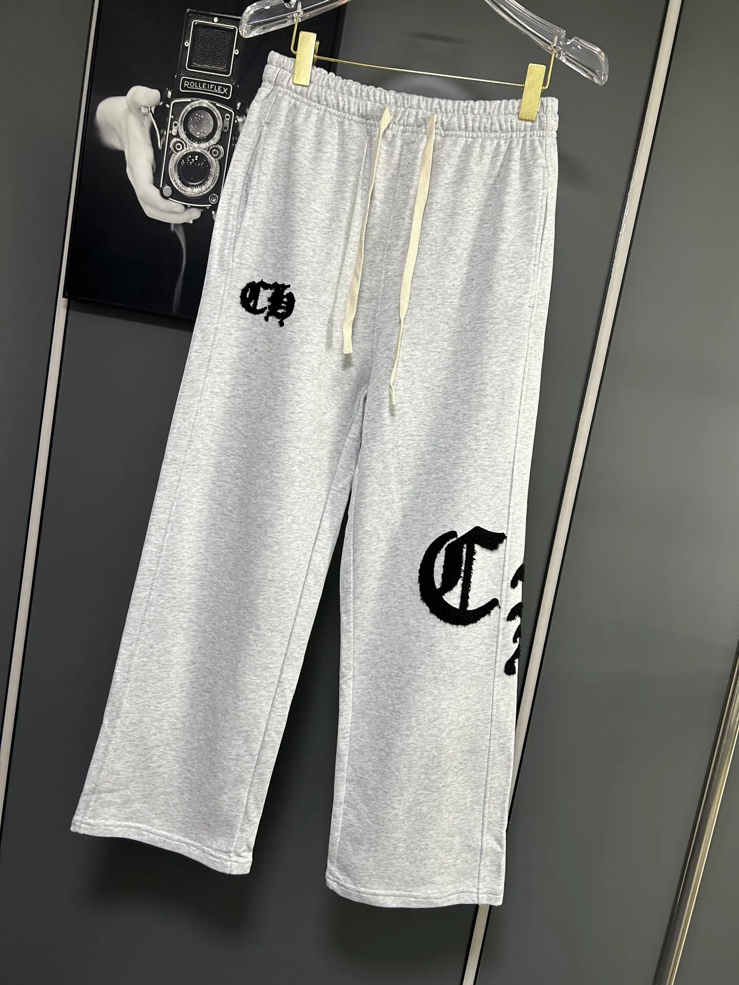 P220 Chrome Hearts 25 new colorful cross-mark loose straight trousers 2025 autumn and winter new embroidered elastic band casual trousers, customized fabrics at the counter. Made of 400g high-version terry fabric, with high breathability and comfort, impeccable details, no pilling and no deformation, brand element design concept, reflecting high quality. It feels delicate and soft! It presents casual tailoring, the same style for men and women, and the upper body shape is awesome! Size: S M L XL Color: Black Gray